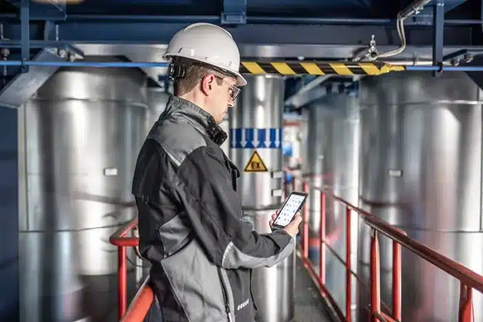 Điện thoại chống cháy nổ i.Safe Mobile IS540.1 phù hợp cho các ngành dầu khí, hóa chất, khai thác mỏ,...